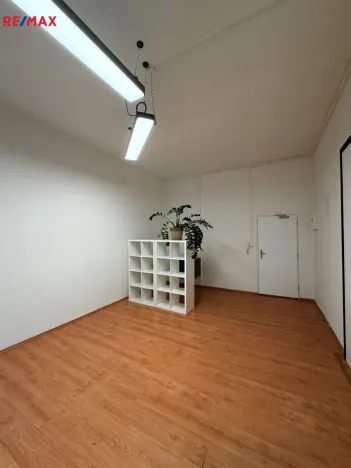 Pronájem kanceláře, Karlovy Vary, Krymská, 24 m2