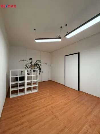 Pronájem kanceláře, Karlovy Vary, Krymská, 24 m2