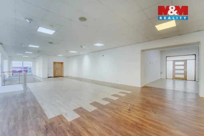 Prodej obchodního prostoru, Praha - Uhříněves, Přátelství, 490 m2