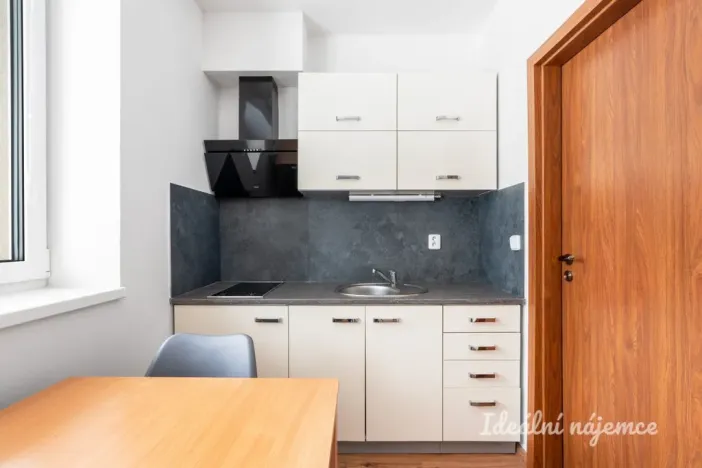 Pronájem bytu 1+1, Praha, Kukelská, 26 m2