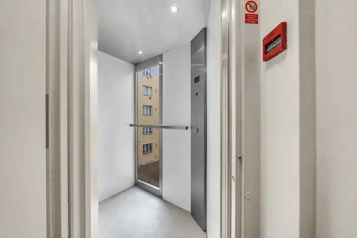 Pronájem bytu 2+1, Praha - Smíchov, Grafická, 64 m2