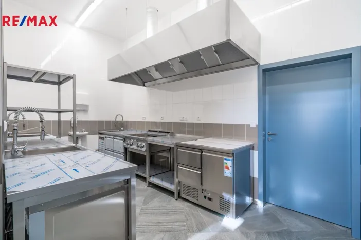 Prodej komerční nemovitosti, Karlovy Vary, 1967 m2