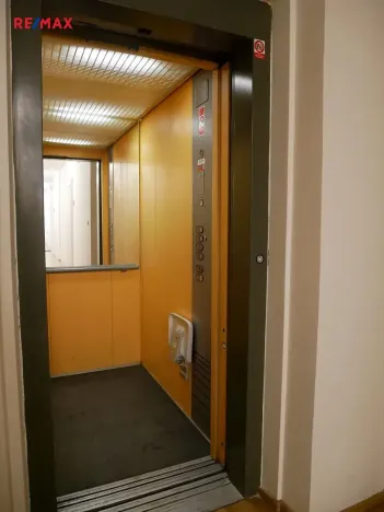 Pronájem kanceláře, Praha - Malá Strana, Karmelitská, 27 m2