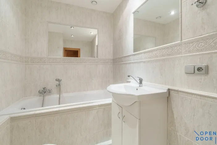 Prodej bytu 3+1, Karlovy Vary, Krušnohorská, 64 m2