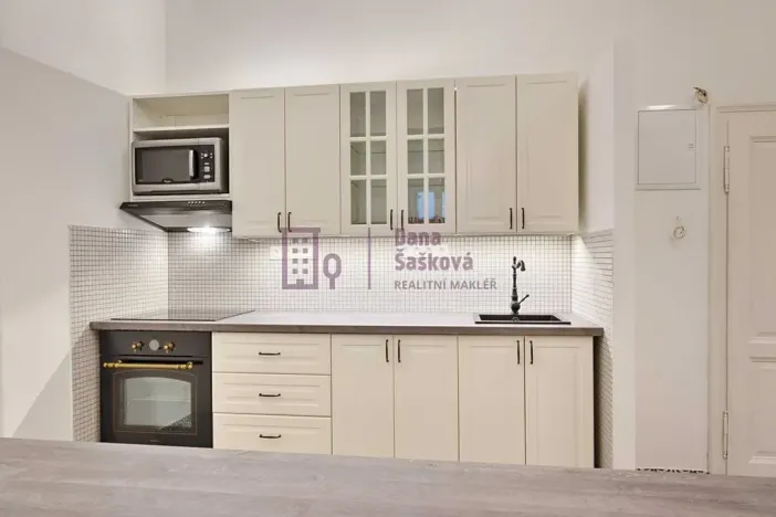 Pronájem bytu 2+1, Jindřichův Hradec, nám. Míru, 71 m2