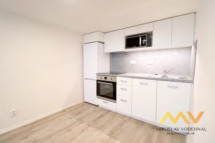 Pronájem bytu 2+kk, Hradec Králové, Dlouhá, 36 m2