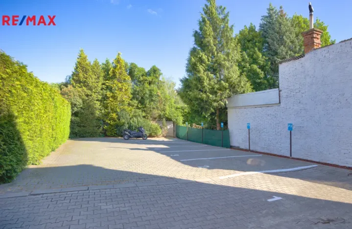 Pronájem garážového stání, Zlín, Santražiny, 12 m2