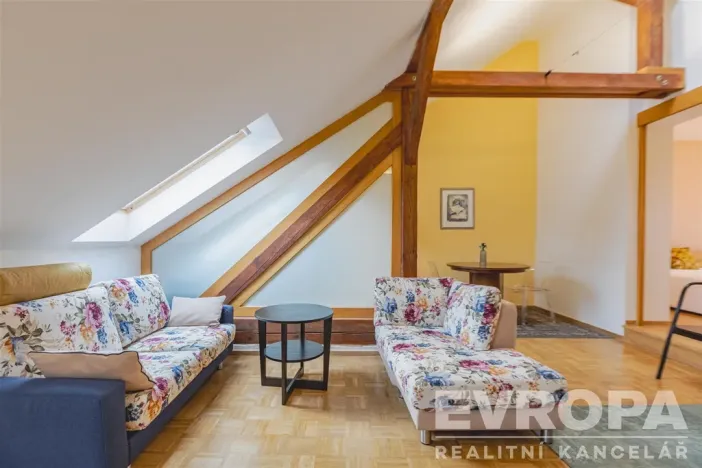 Prodej atypického bytu, Praha - Staré Město, U Dobřenských, 63 m2