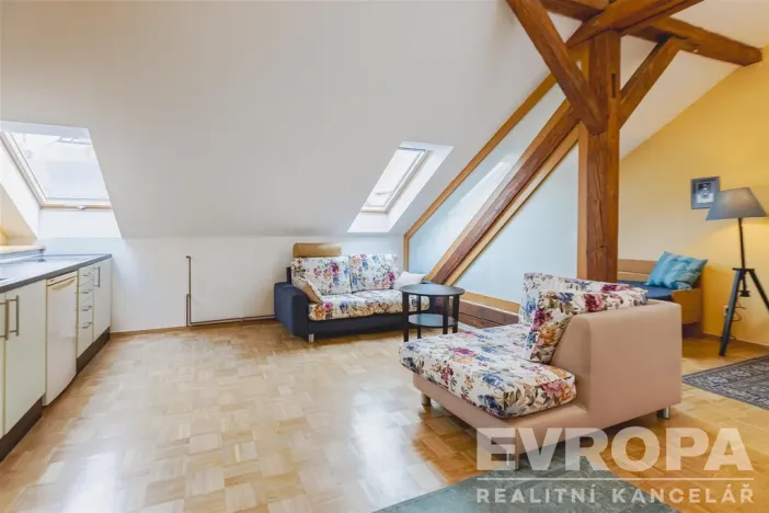 Prodej atypického bytu, Praha - Staré Město, U Dobřenských, 63 m2