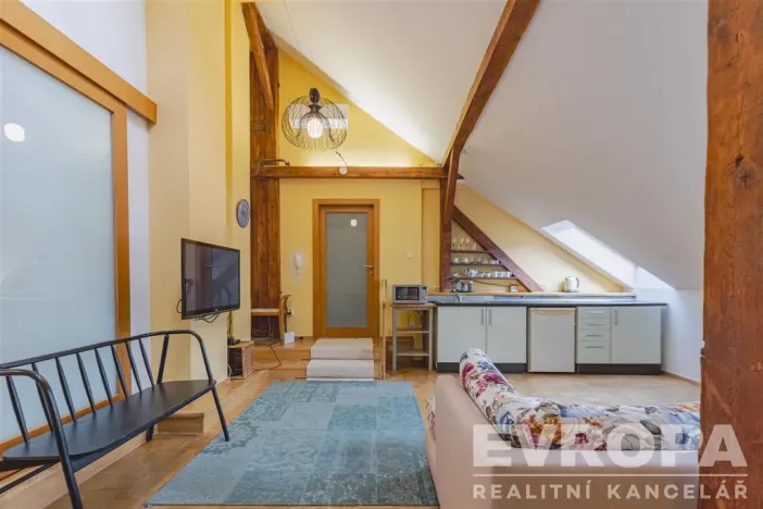 Prodej atypického bytu, Praha - Staré Město, U Dobřenských, 63 m2