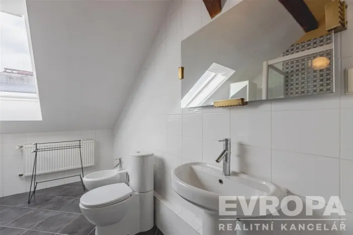 Prodej atypického bytu, Praha - Staré Město, U Dobřenských, 63 m2