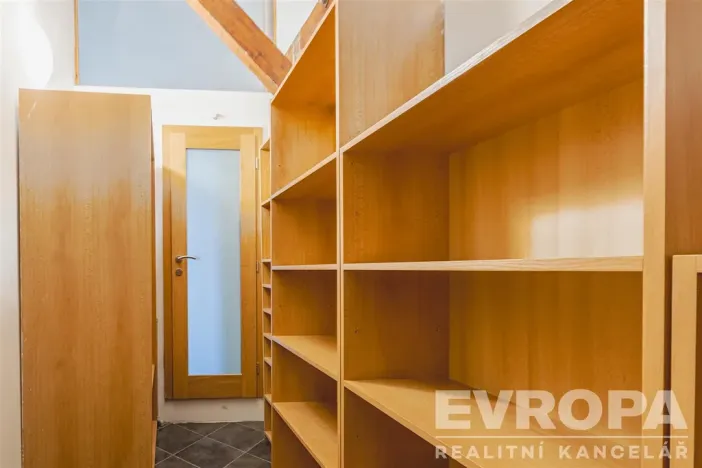 Prodej atypického bytu, Praha - Staré Město, U Dobřenských, 63 m2