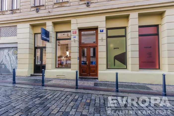 Prodej atypického bytu, Praha - Staré Město, U Dobřenských, 63 m2