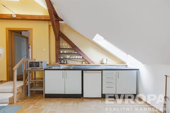 Prodej atypického bytu, Praha - Staré Město, U Dobřenských, 63 m2