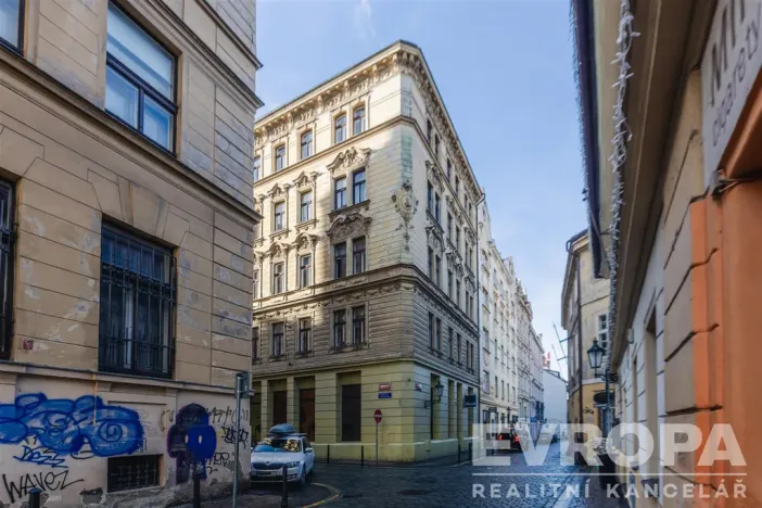 Prodej atypického bytu, Praha - Staré Město, U Dobřenských, 63 m2