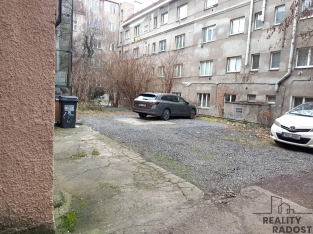 Pronájem garážového stání, Praha, Klicperova, 15 m2