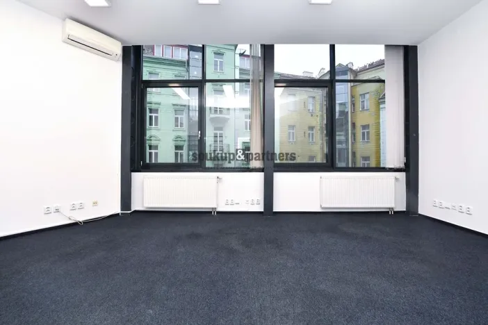 Pronájem kanceláře, Praha - Karlín, Pobřežní, 125 m2