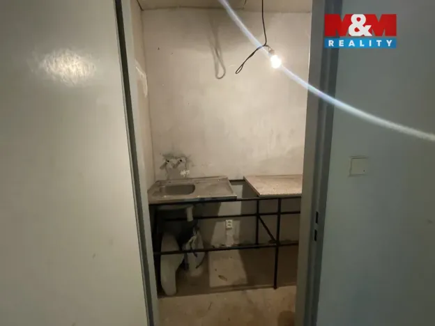 Pronájem skladu, Bašť, Náves, 84 m2