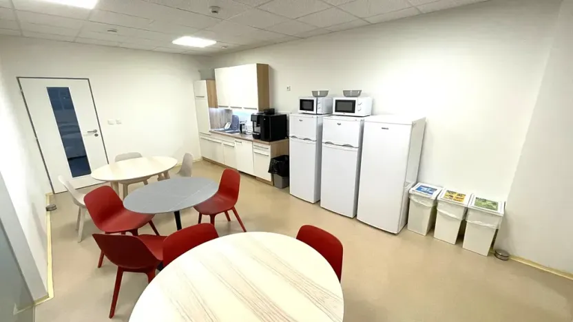 Pronájem kanceláře, Praha - Holešovice, Dělnická, 1252 m2