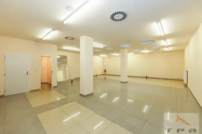 Pronájem obchodního prostoru, Karlovy Vary, Divadelní náměstí, 100 m2