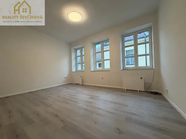 Pronájem bytu 2+1, Hradec Králové, Velké náměstí, 51 m2