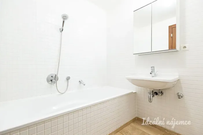 Pronájem bytu 2+kk, Praha, Podnádražní, 55 m2