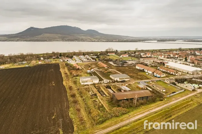 Prodej komerčního pozemku, Strachotín, 9422 m2