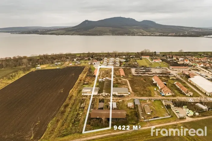 Prodej komerčního pozemku, Strachotín, 9422 m2