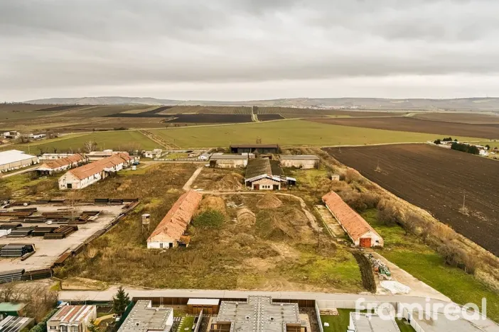 Prodej komerčního pozemku, Strachotín, 9422 m2