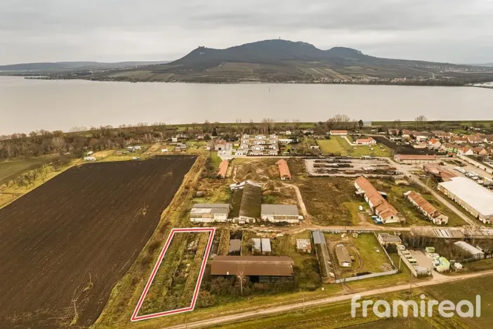 Prodej komerčního pozemku, Strachotín, 2465 m2