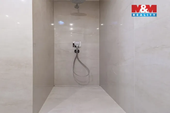 Prodej bytu 2+kk, Praha - Holyně, náměstí Pod lípou, 58 m2