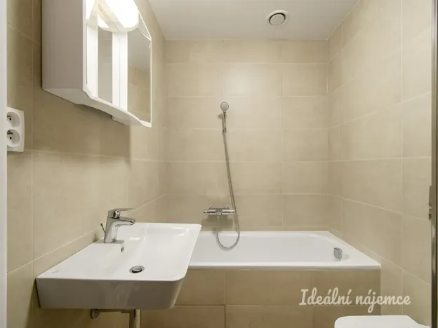 Pronájem bytu 1+kk, Praha - Modřany, Vrátnická, 38 m2