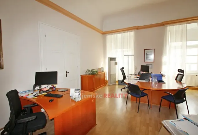 Pronájem kanceláře, Znojmo, 1000 m2