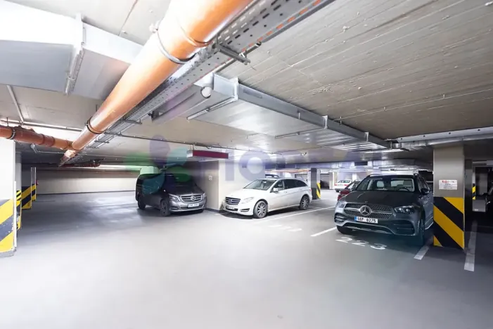 Pronájem garážového stání, Praha - Vinohrady, Korunní, 18 m2