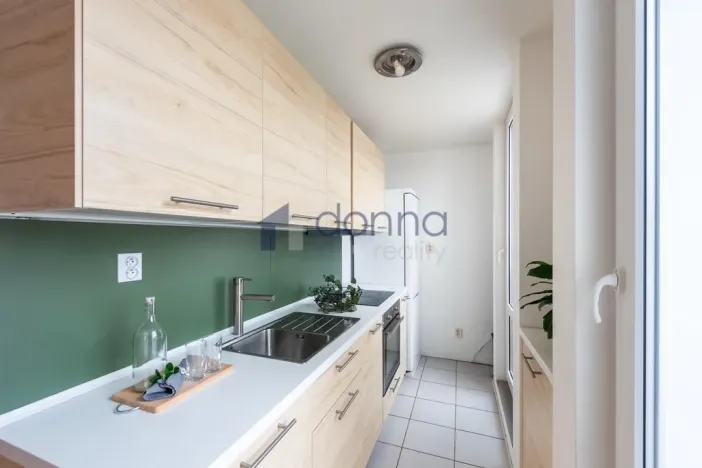 Pronájem bytu 2+kk, Praha, Za černým mostem, 51 m2