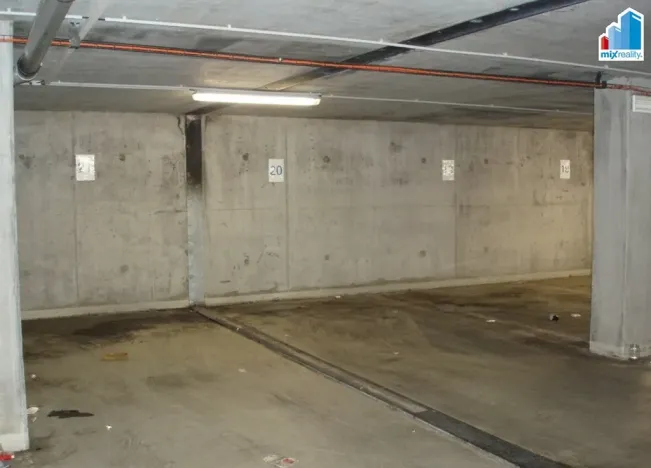 Pronájem garážového stání, Plzeň - Jižní Předměstí, Kollárova, 18 m2