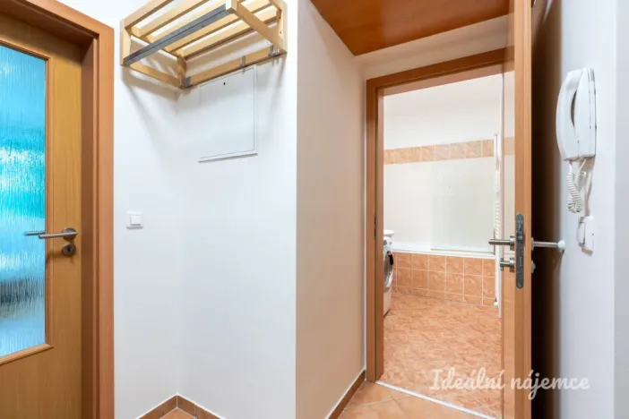 Pronájem bytu 1+kk, Praha - Kyje, Sicherova, 33 m2