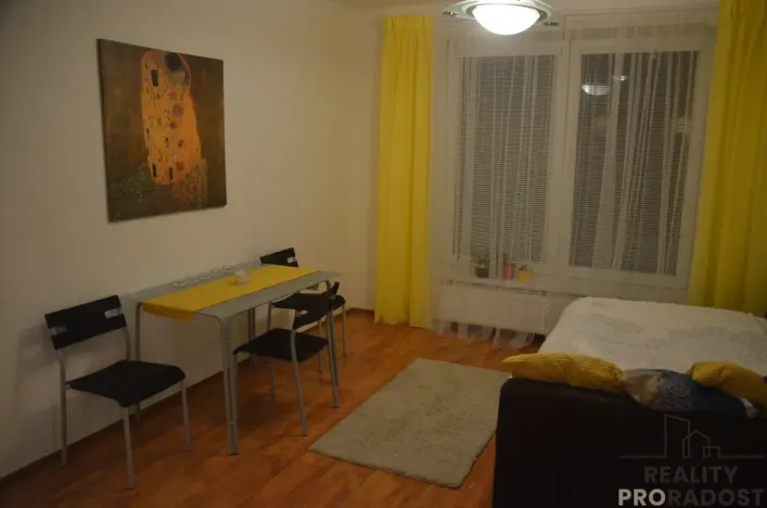Pronájem bytu 1+kk, Brno, Zderadova, 30 m2