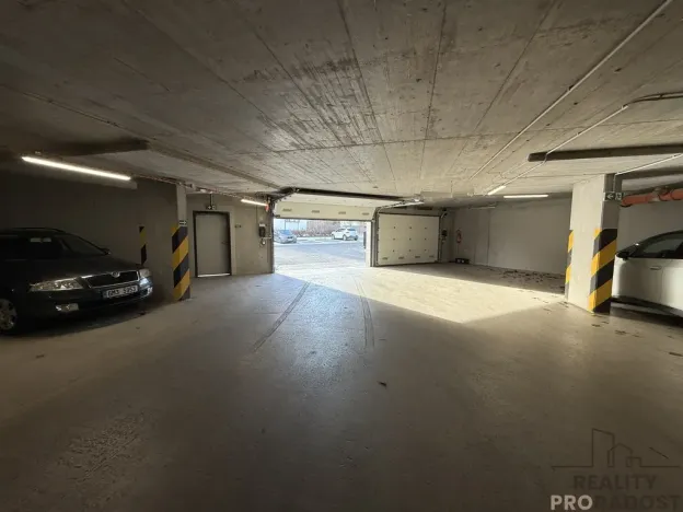 Pronájem garážového stání, Olomouc, Aloise Rašína, 15 m2