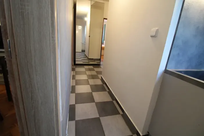 Prodej bytu 3+1, Karlovy Vary, Krymská, 68 m2