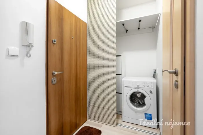 Pronájem bytu 1+kk, Praha - Prosek, Bílinská, 26 m2