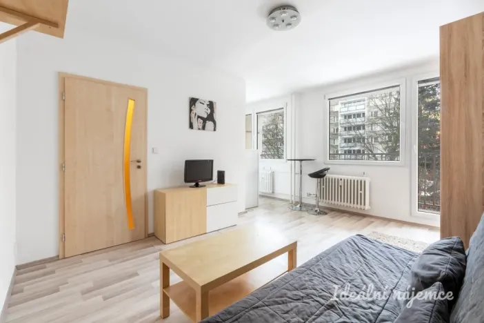 Pronájem bytu 1+kk, Praha - Prosek, Bílinská, 26 m2