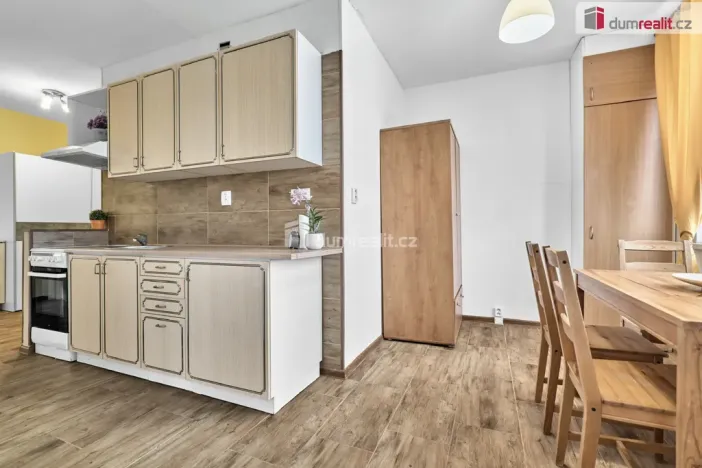 Prodej bytu 2+1, Karlovy Vary - Stará Role, Závodu míru, 63 m2