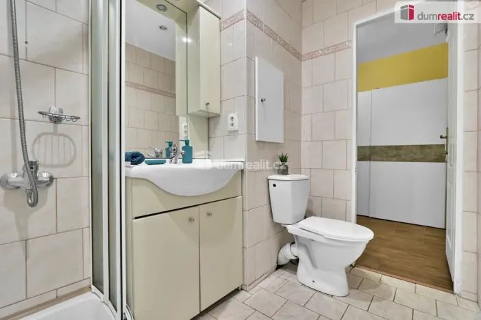 Prodej bytu 2+1, Karlovy Vary - Stará Role, Závodu míru, 63 m2