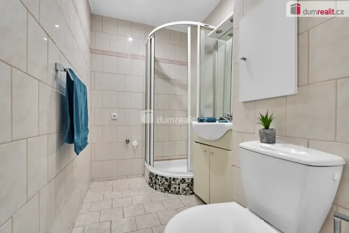 Prodej bytu 2+1, Karlovy Vary - Stará Role, Závodu míru, 63 m2