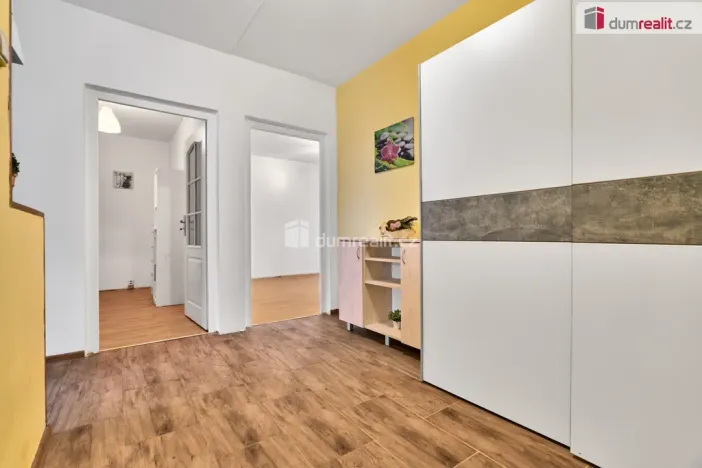 Prodej bytu 2+1, Karlovy Vary - Stará Role, Závodu míru, 63 m2