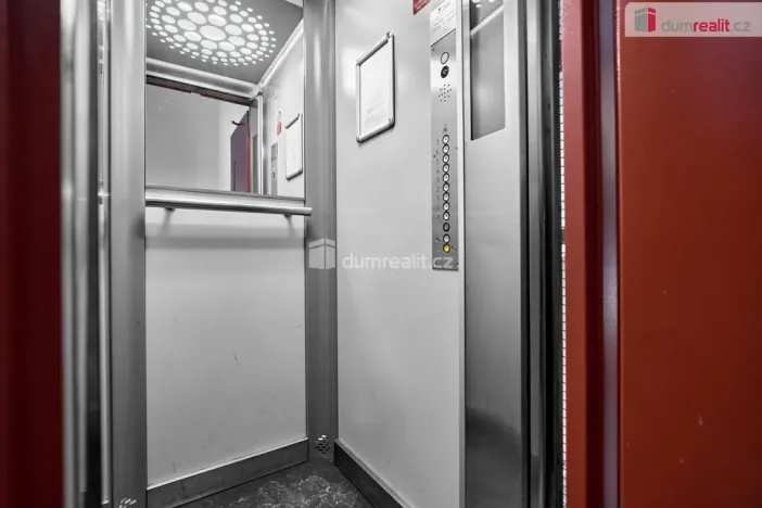 Prodej bytu 2+1, Karlovy Vary - Stará Role, Závodu míru, 63 m2