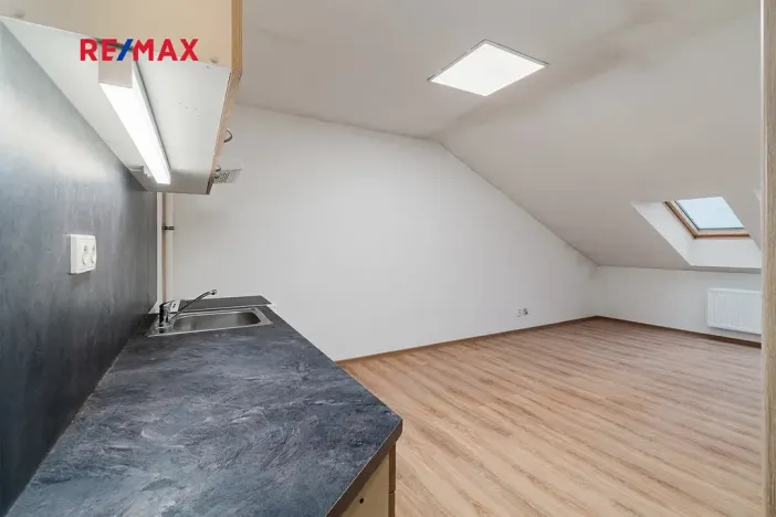 Pronájem bytu 2+kk, Plzeň, Skvrňanská, 37 m2