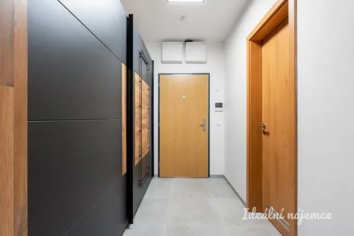Pronájem bytu 1+kk, Praha - Hloubětín, Waltariho, 37 m2