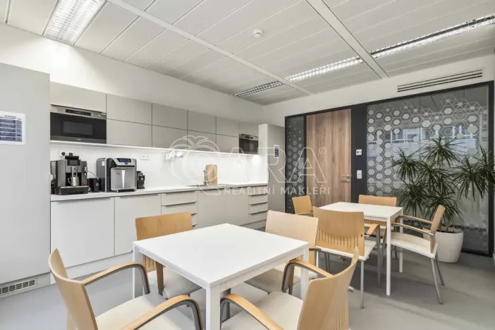 Pronájem kanceláře, Praha - Dejvice, Evropská, 318 m2